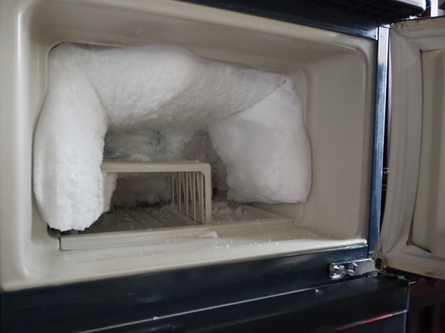 霜の付いた冷凍室