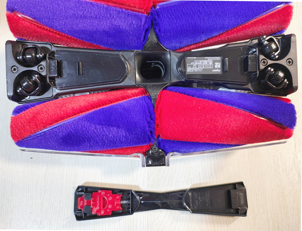 ダイソンペンシルバック・吸い込み口のカバーを取り外し