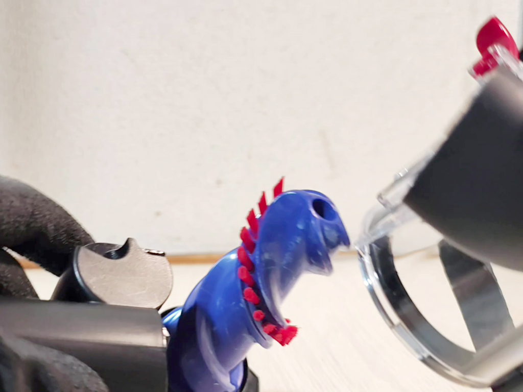 カバーを取り外した毛絡み防止スクリューツール