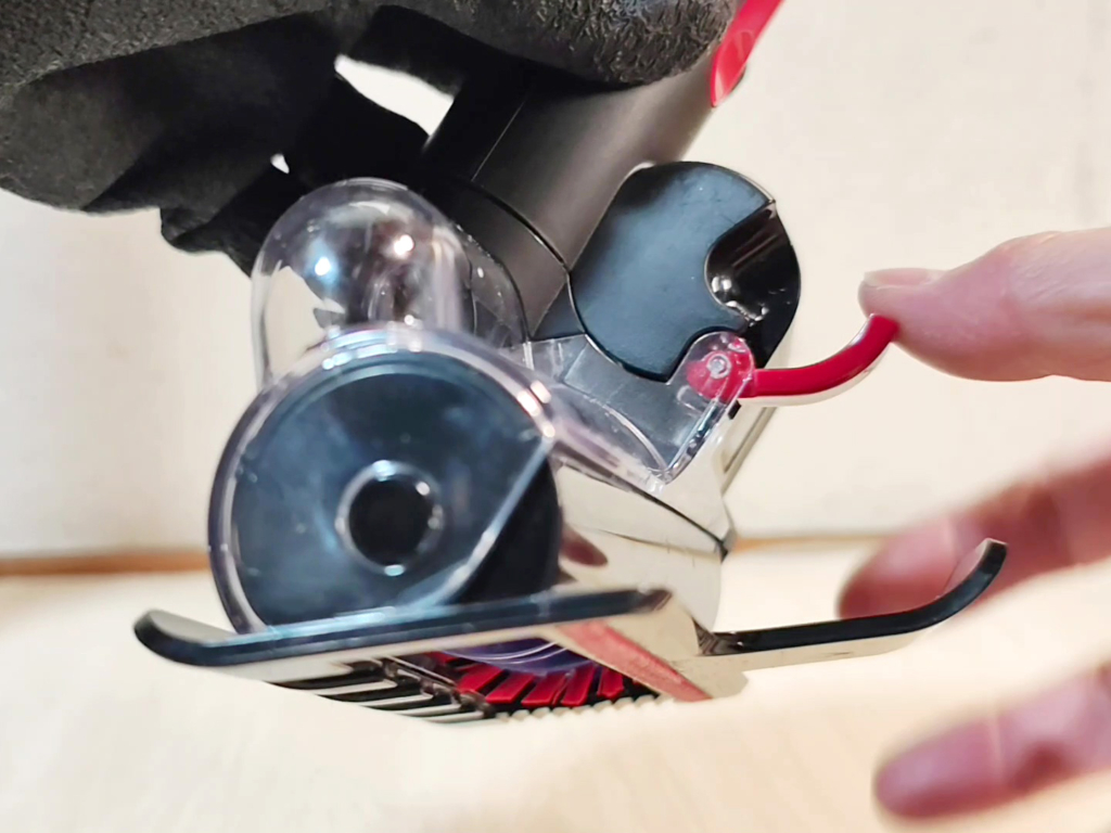 毛絡み防止スクリューツールの赤いレバー