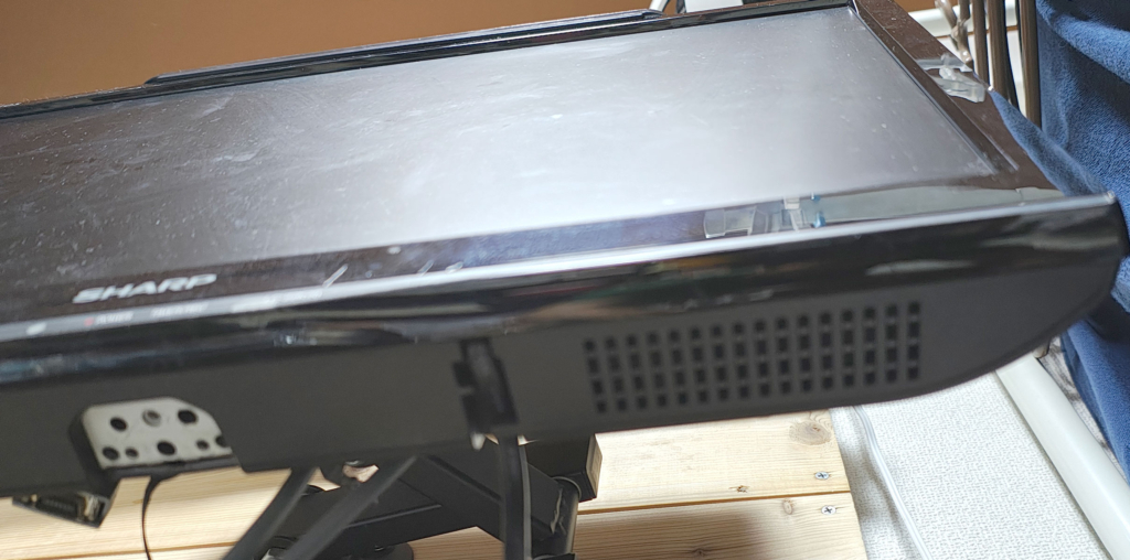 液晶搭載の下向きスピーカー